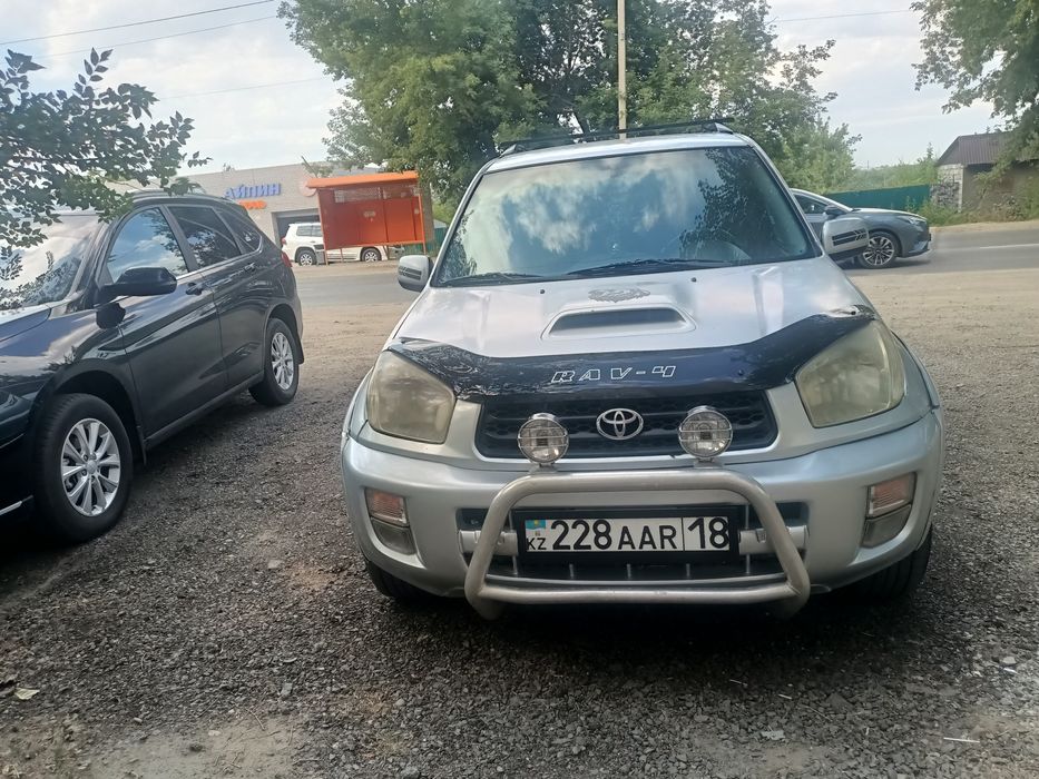 Автомобиль Тойота Рав 4