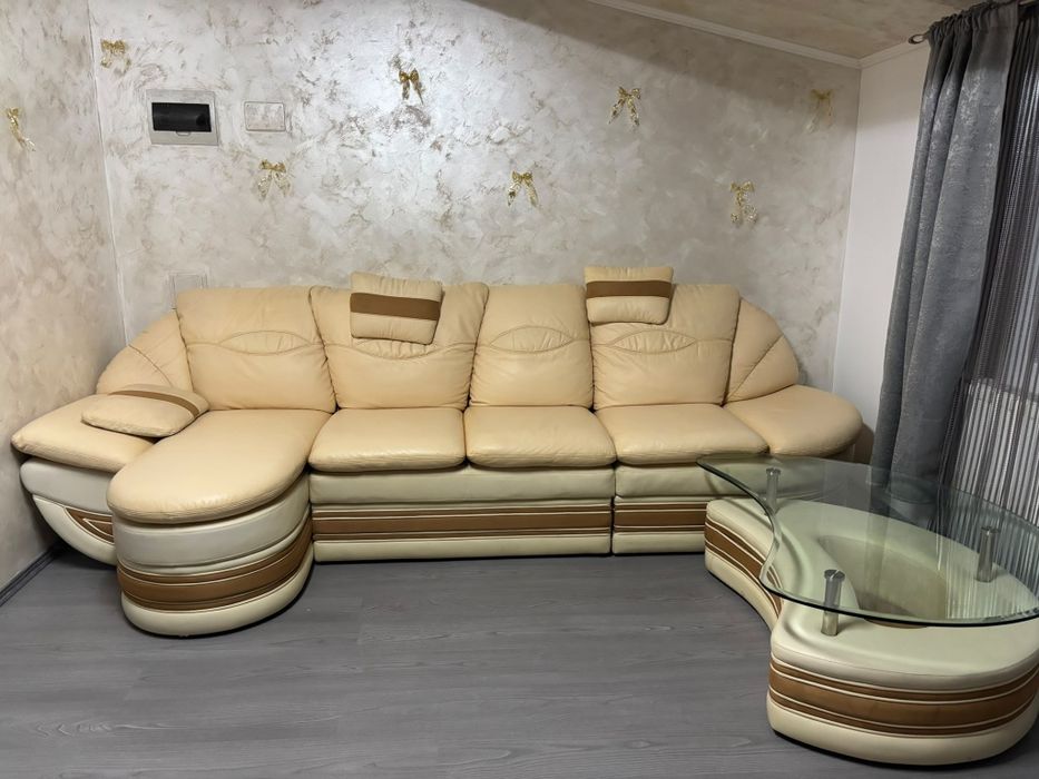 Canapea piele naturala +masuta semi luna din sticla