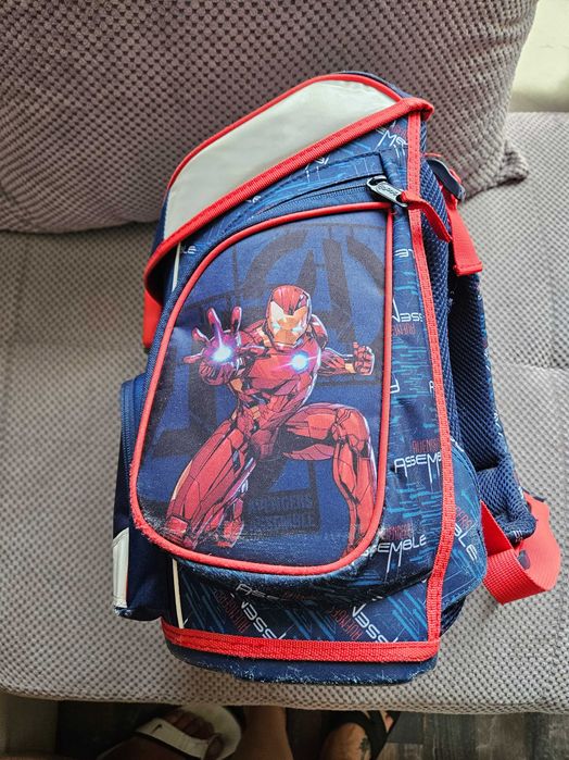 Раница за момче от 1 до 5 клас. В отлично състояние.