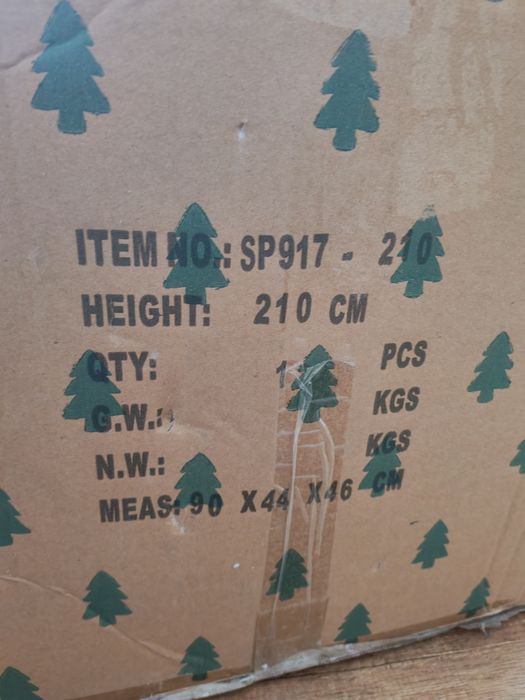 Елха с вградени шишарки и сняг