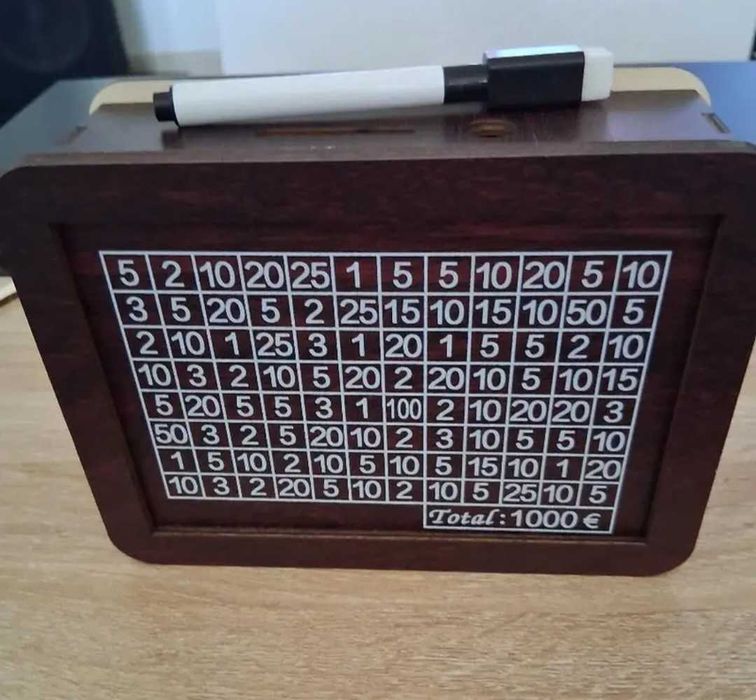 Дървена касичка с цел