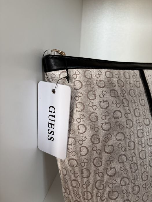 Несесер за козметика Guess