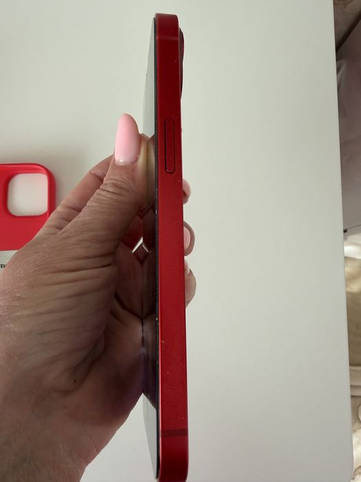 Iphone 13 roșu-impecabil, ca nou!
