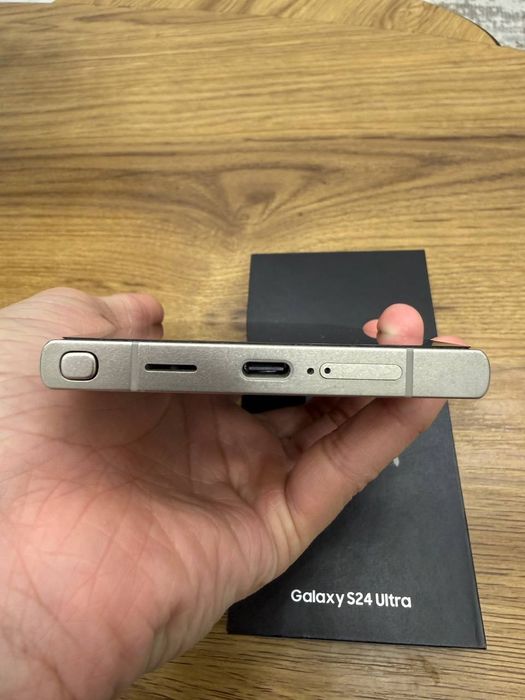 Samsung S24 Ultra titanium 12/256 + Samsung Galaxy Buds 3 Pro
