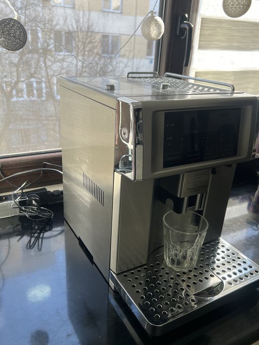 Vând espressor Delonghi  PrimaDonna Avant