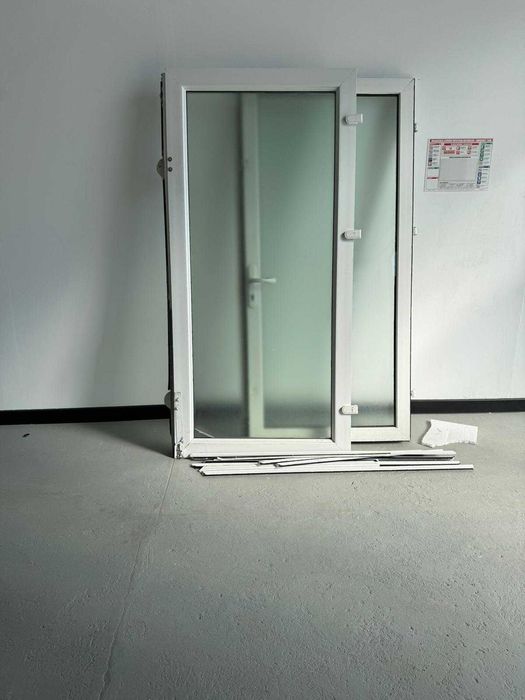 Usa dublă termopan exterioară + vitrina