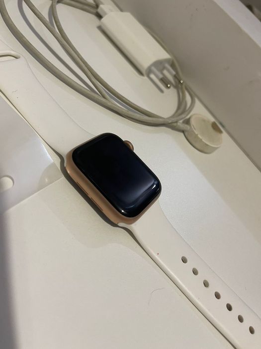 Продам Apple Watch 4
