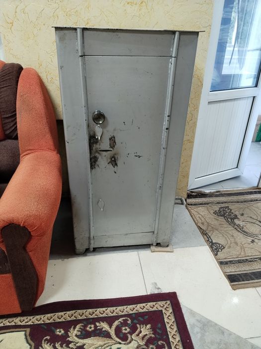 Продам металлический сейф