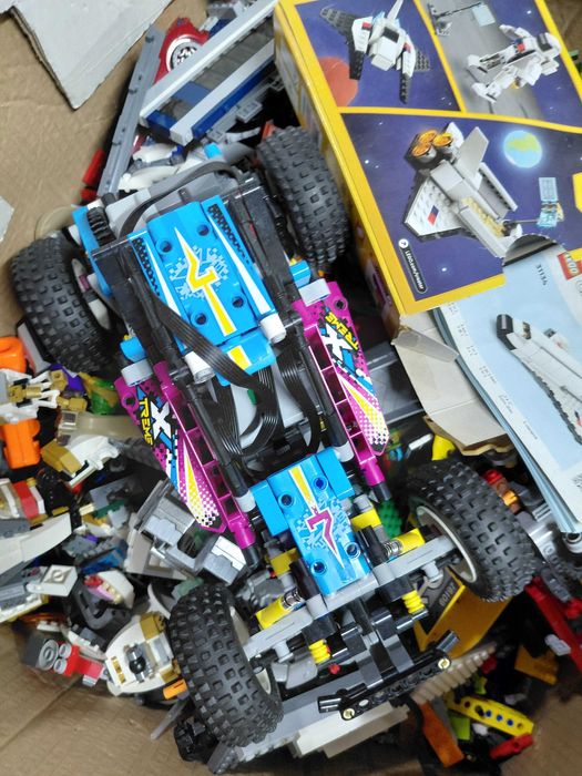 Vând piese LEGO originale, în stare foarte bună.