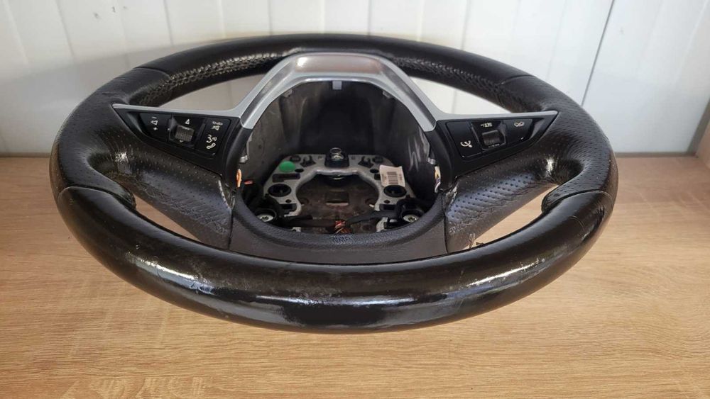 Продавам запазен кожен волан за Opel Insignia 2008 - 2013