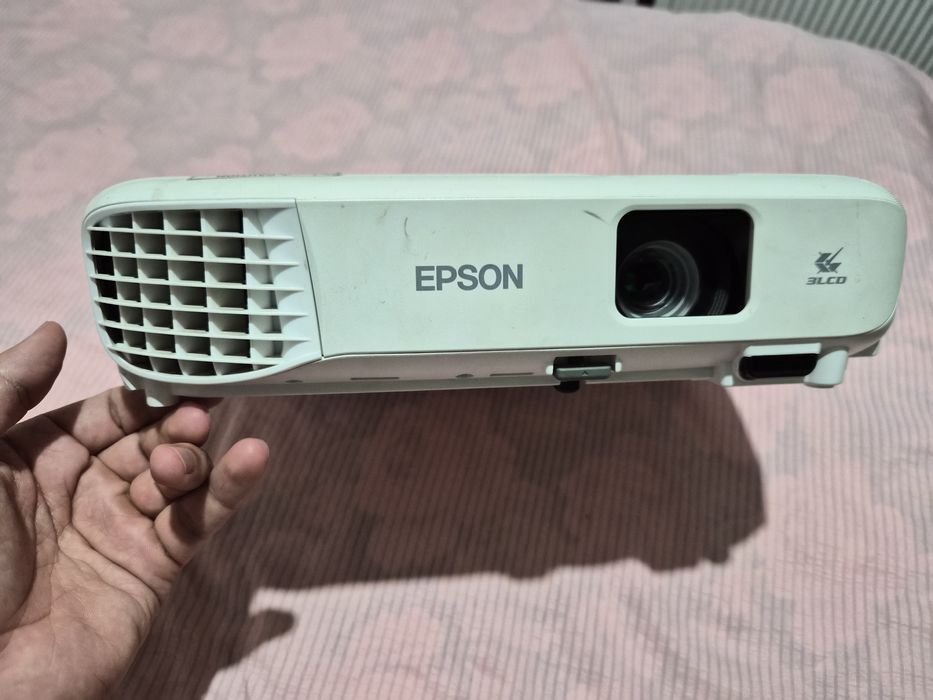 Проектор EPSON EB-E01