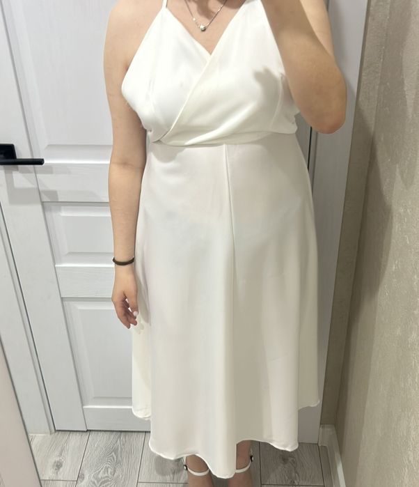 Белое платье из лёгкой ткани