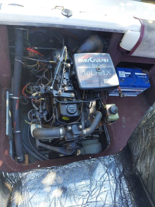 Моторна яхта Maxum