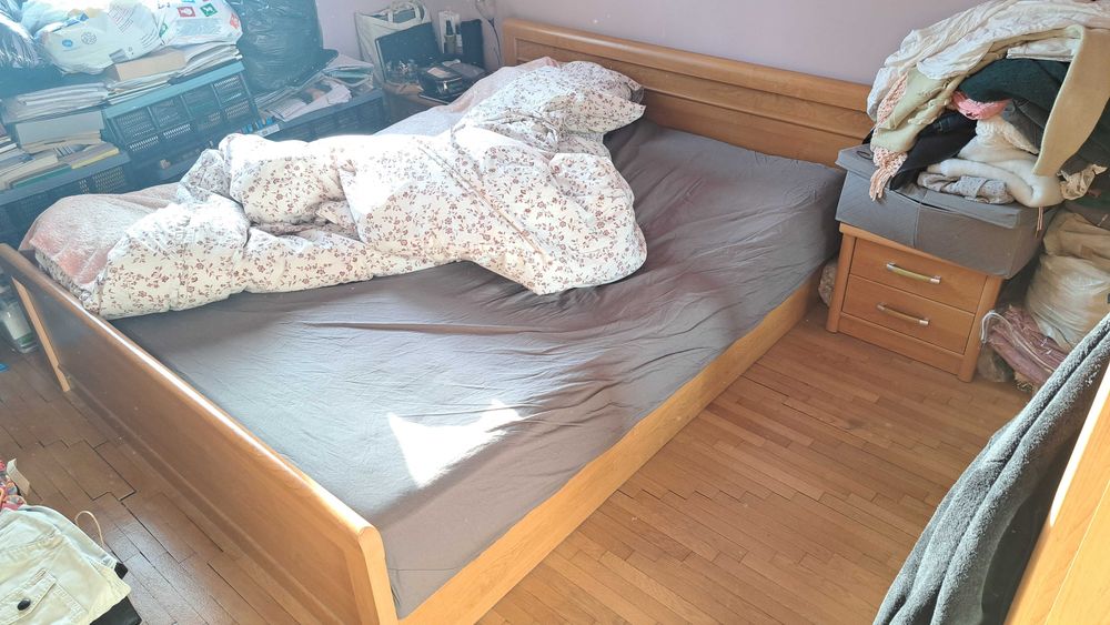 Спалня с нощни шкафчета, гардероб и библиотека