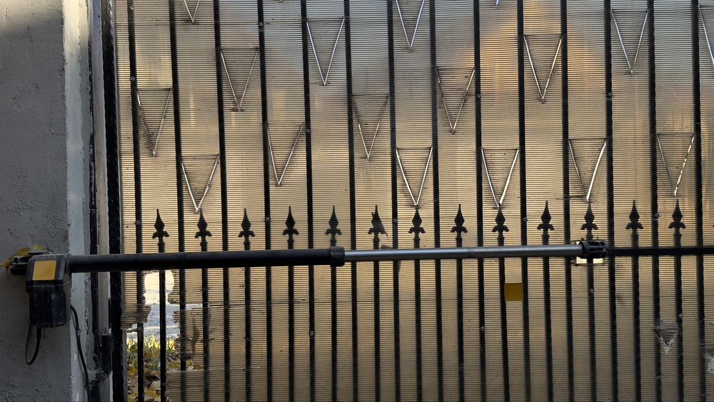 Porti fier forjat cu sistem electric automat telecomenzi,4,60 m/2,10 m