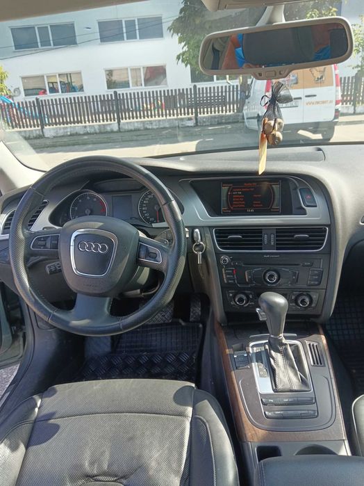 Vând Audi A4 b8 benzina 2l ollroad 211 cp .2010 motor defect.