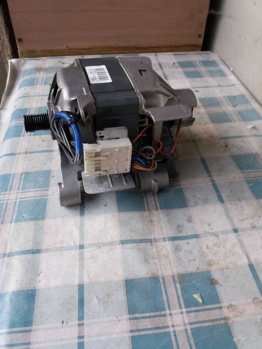 Продавам електромотор от пералня Whirlpool - Шесто чувство