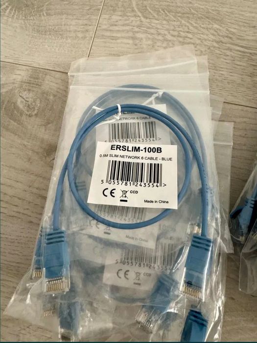 Cabluri de rețea noi, de diferite mărimi, disponibile la grămadă