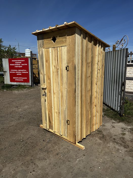 Уличный туалет из дерева