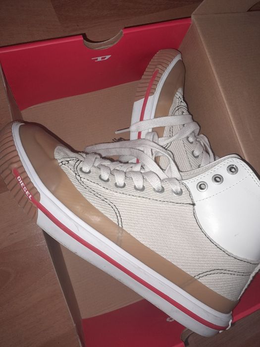 Adidasi diesel, aproape noi