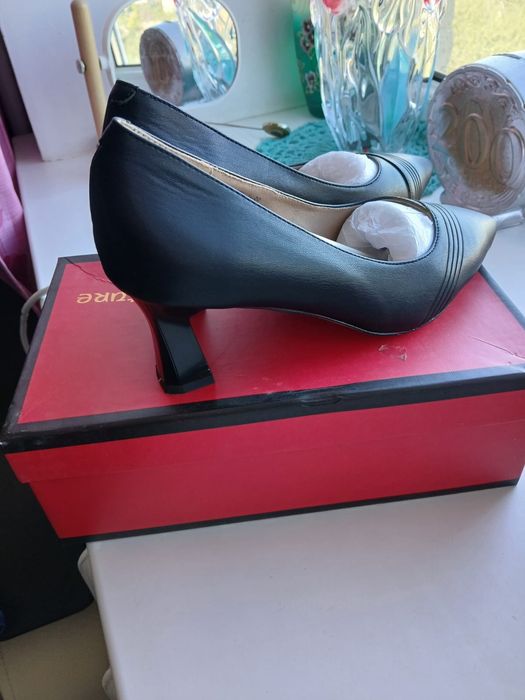 Продам женские туфли