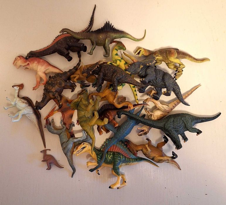 21 de figurine dinozauri din plastic, de colecție