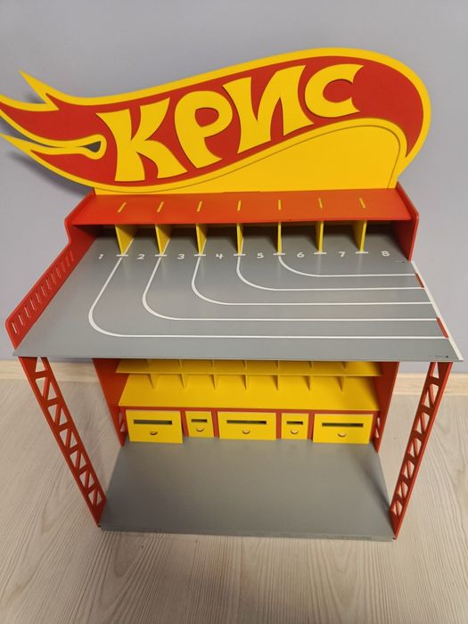 Писта с гаражи, подходяща за колички Hot wheels и по-големи