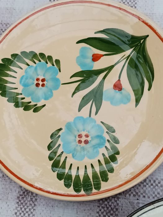 Керамични чинии и големи, стари заготовки