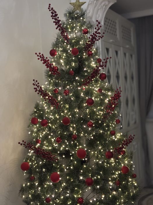 Ёлка сатылады ойыншықтарымен