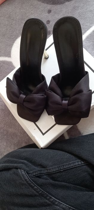 Sandale cu toc lungimea tocului este de 11