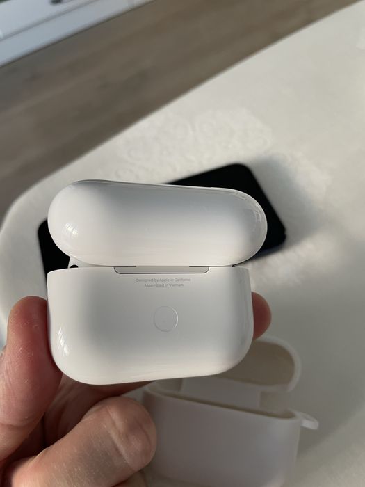 AirPods Pro 2 в идеальном состоянии.