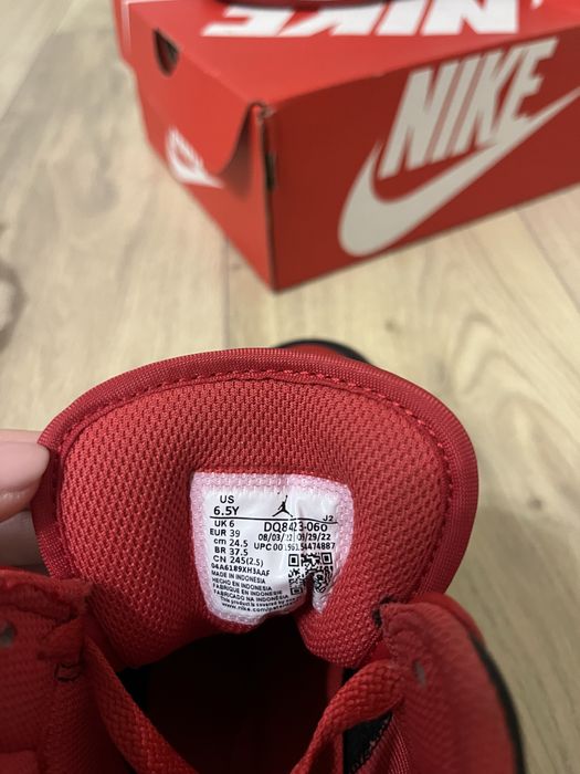 Обувки Nike Air Jordan 1 Mid Bred