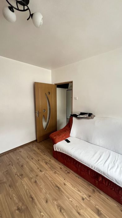 Vând apartament cu două camere în 8 Martie +garaj+ parcare în fața blocului