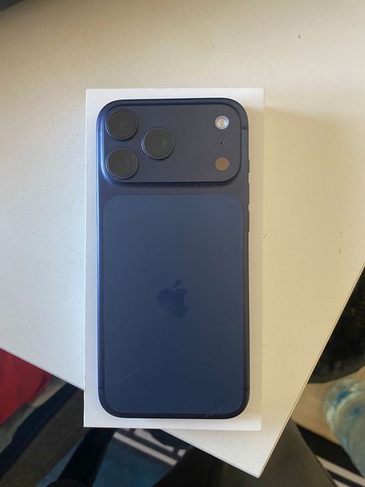 Продам Айфон 17 про мах 256гб