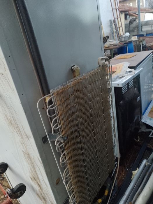 Хладилник с фризер.