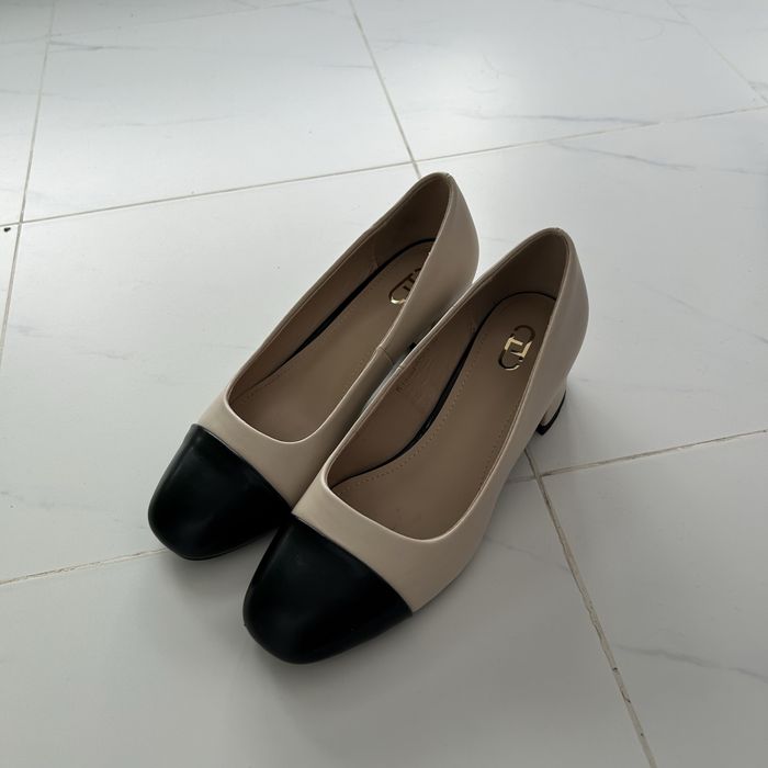 Туфли бежевые с черным носиком