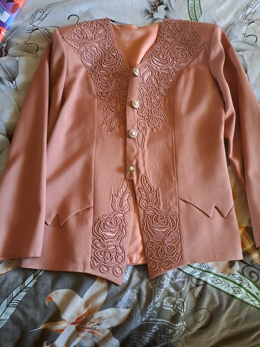 Vând costume dama L