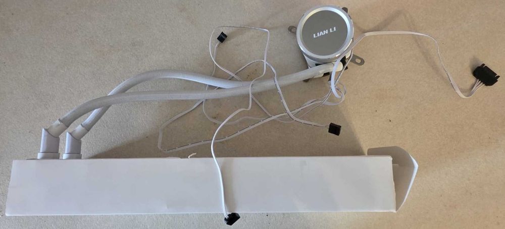 Vând sistem de răcire + ventilatoare Lian Li, alb  în stare foarte bun