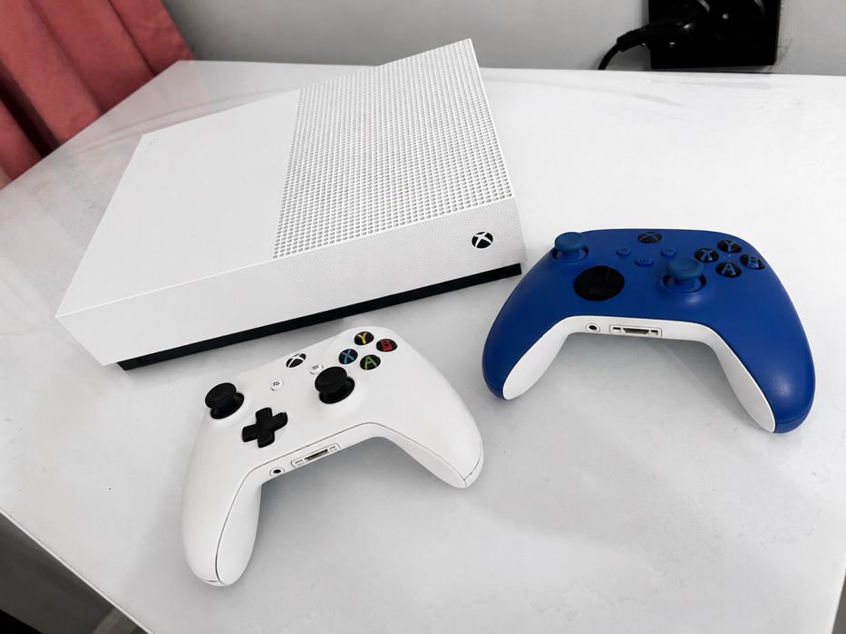 Xbox one s 1tb 2джойстика