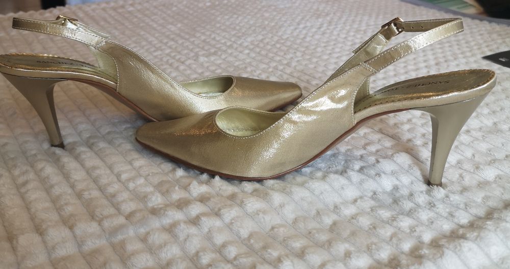 Официални обувки.