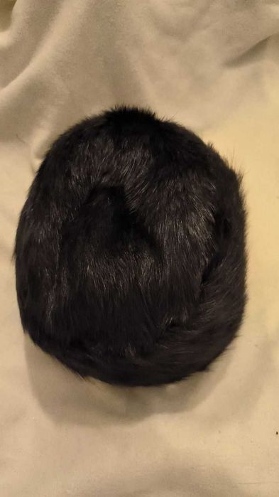 Caciula blana neagra minunata