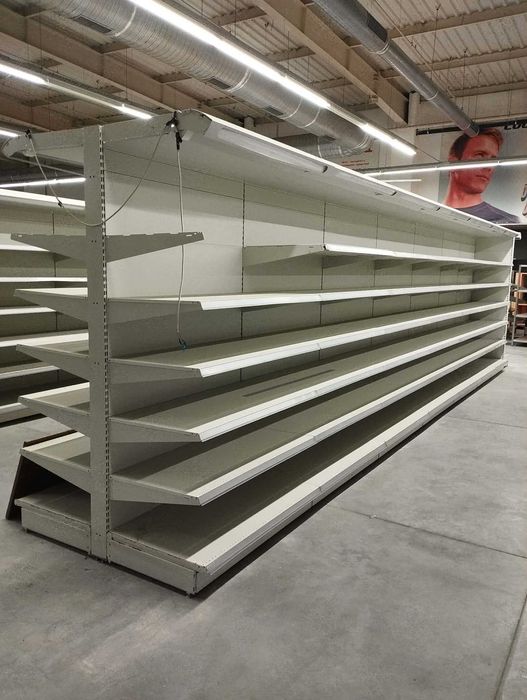 Продавам неутрално търговско оборудване (стелажи/гондоли)