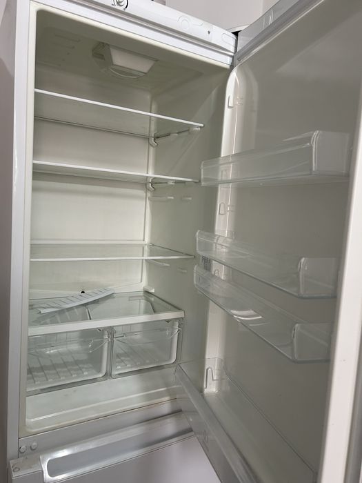 Продаётся неисправный холодильник Indesit