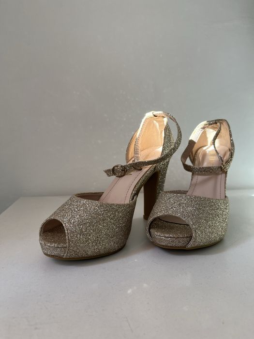 Босоножки на каблуке