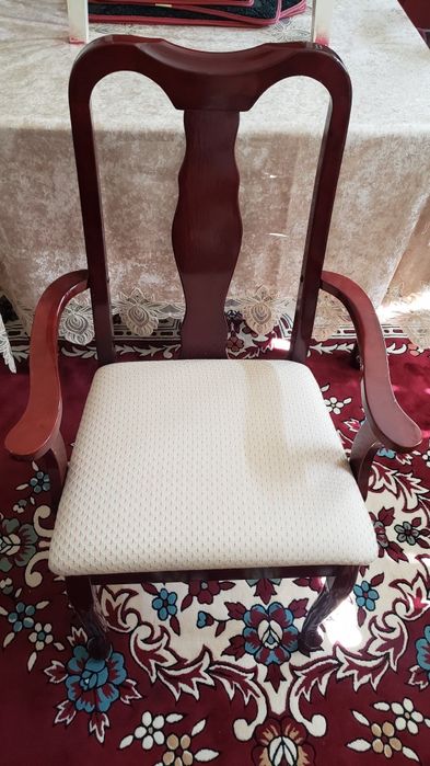 Стол и 8 стульев из них 2  в виде кресла, в отличном состоянии