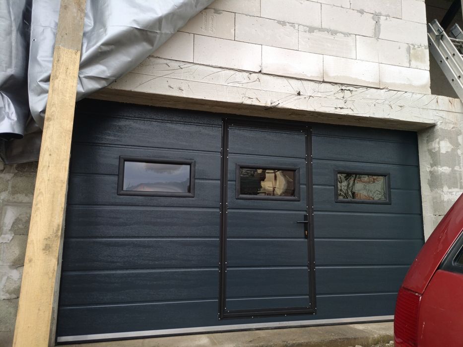 Usa Garaj "paznic mut de fier și șina, usa-si face treaba-n tihnă"