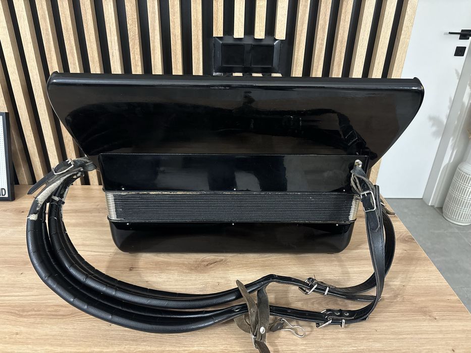 Acordeon Hohner cu 120 de basi in 4 voci