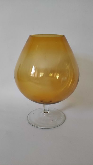 Голяма чаша от ръчно издухано цветно стъкло