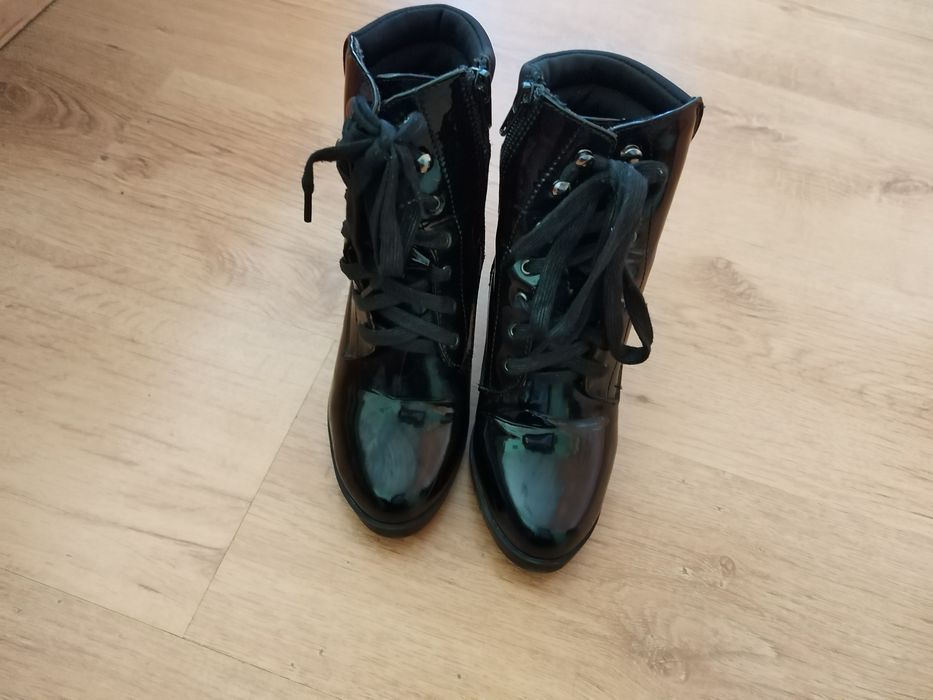 Лачени боти с ток