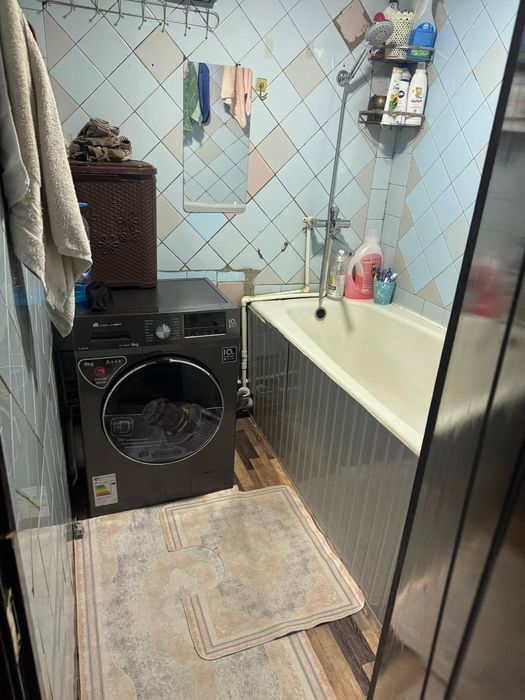 Сергели 1  3/3/5 Нахтга сотилади метрога якин автобус йуналишлари бор